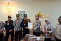 Kombes Pol Dr. I Gusti Gede Dharma Arimbawa (tengah) menerima dokumen serah terima jenazah almarhum Surakman, korban hilang kontak Kapal Aruphadatu 1 di Selat Sunda