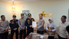 Kombes Pol Dr. I Gusti Gede Dharma Arimbawa (tengah) menerima dokumen serah terima jenazah almarhum Surakman, korban hilang kontak Kapal Aruphadatu 1 di Selat Sunda