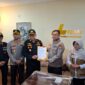 Kombes Pol Dr. I Gusti Gede Dharma Arimbawa (tengah) menerima dokumen serah terima jenazah almarhum Surakman, korban hilang kontak Kapal Aruphadatu 1 di Selat Sunda