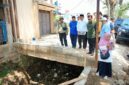 Bupati Bandung Dadang Supriatna meninjau pengerjaan normalisasi Irigasi Cigugur berbasis gotong royong pentahelix di Desa Ciheulang, Kecamatan Ciparay  