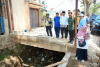 Bupati Bandung Dadang Supriatna meninjau pengerjaan normalisasi Irigasi Cigugur berbasis gotong royong pentahelix di Desa Ciheulang, Kecamatan Ciparay  