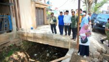 Bupati Bandung Dadang Supriatna meninjau pengerjaan normalisasi Irigasi Cigugur berbasis gotong royong pentahelix di Desa Ciheulang, Kecamatan Ciparay  