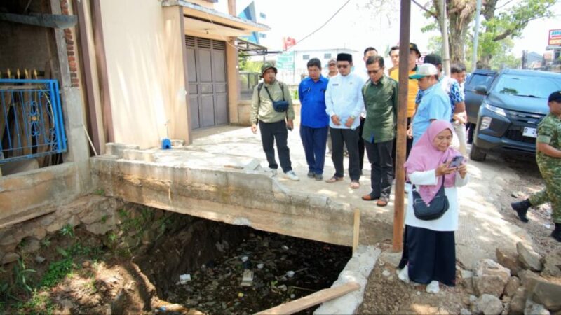 Bupati Bandung Dadang Supriatna meninjau pengerjaan normalisasi Irigasi Cigugur berbasis gotong royong pentahelix di Desa Ciheulang, Kecamatan Ciparay  