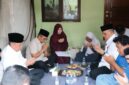 Gubernur Banten Andra Soni memanjatkan doa bersama keluarga jurnalis yang hilang di perairan Selat Sunda saat berkunjung ke kediaman korban di Tangerang Selatan  
