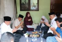 Gubernur Banten Andra Soni memanjatkan doa bersama keluarga jurnalis yang hilang di perairan Selat Sunda saat berkunjung ke kediaman korban di Tangerang Selatan  