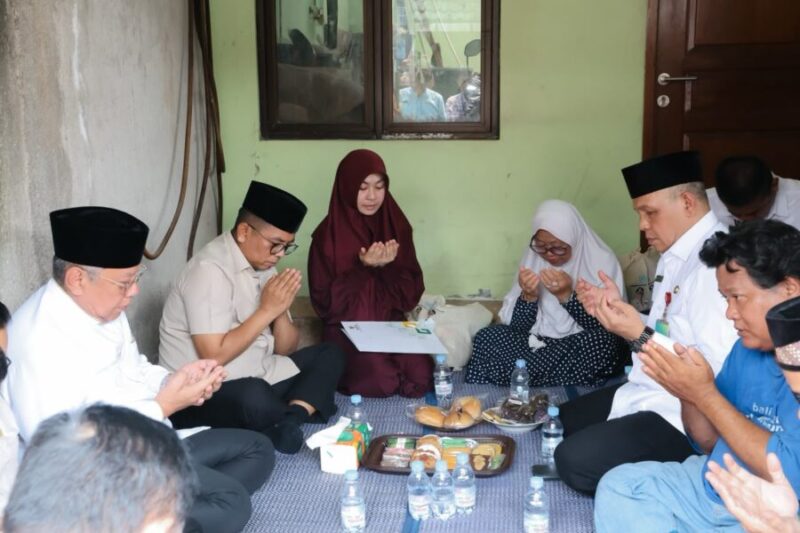 Gubernur Banten Andra Soni memanjatkan doa bersama keluarga jurnalis yang hilang di perairan Selat Sunda saat berkunjung ke kediaman korban di Tangerang Selatan  