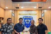 Petugas Polsek Cinangka menyerahkan barang bukti puluhan bungkus rokok ilegal hasil penindakan di wilayah hukumnya kepada pihak Bea Cukai Merak