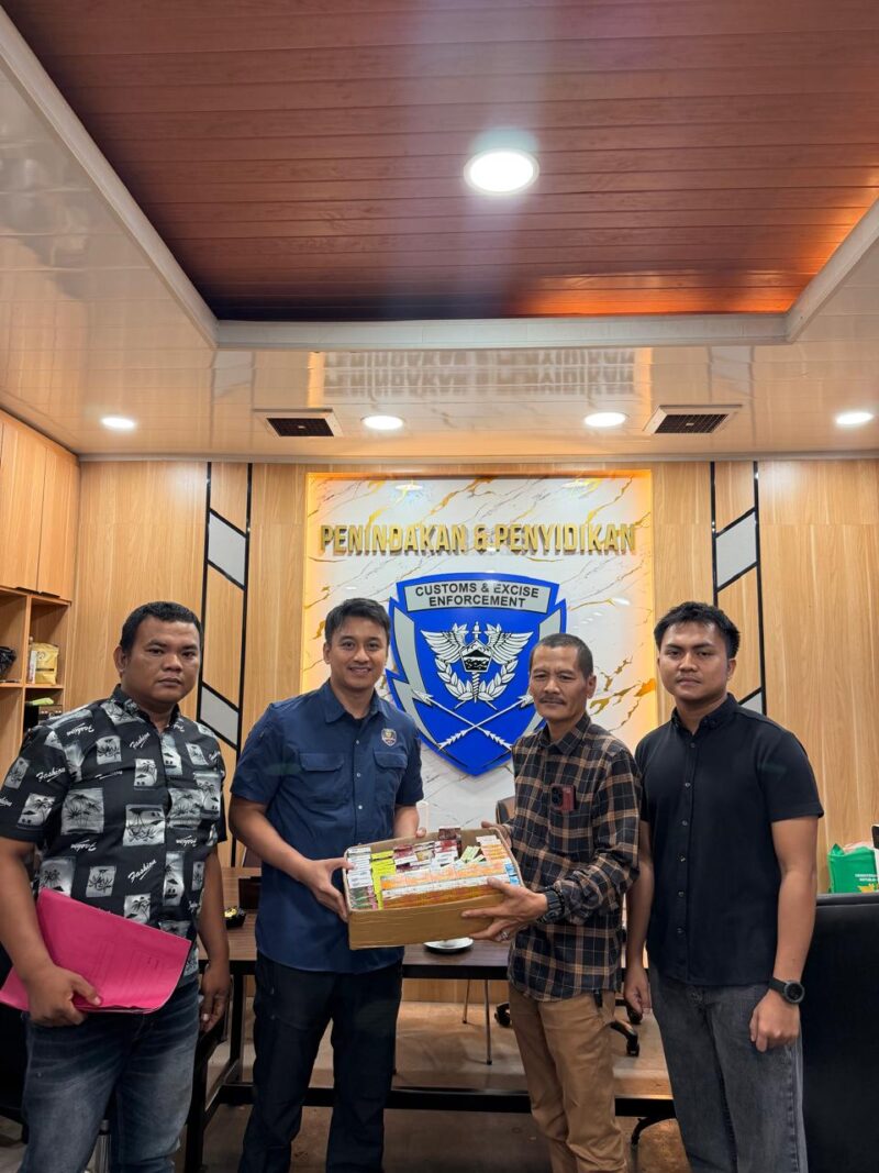 Petugas Polsek Cinangka menyerahkan barang bukti puluhan bungkus rokok ilegal hasil penindakan di wilayah hukumnya kepada pihak Bea Cukai Merak