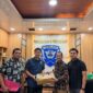 Petugas Polsek Cinangka menyerahkan barang bukti puluhan bungkus rokok ilegal hasil penindakan di wilayah hukumnya kepada pihak Bea Cukai Merak