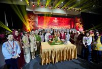Ketua Harian Dekranas Tri Tito Karnavian bersama jajaran pengurus dan pendukung acara berfoto bersama dalam Tumpengan dan Gladi Bersih Pembukaan Pameran Kriyanusa 2026 di Panggung Utama Hall B, Jakarta International Convention Center, Jumat (25/9/2026).