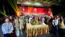 Ketua Harian Dekranas Tri Tito Karnavian bersama jajaran pengurus dan pendukung acara berfoto bersama dalam Tumpengan dan Gladi Bersih Pembukaan Pameran Kriyanusa 2026 di Panggung Utama Hall B, Jakarta International Convention Center, Jumat (25/9/2026).