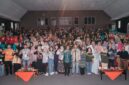 Para narasumber, panitia, dan peserta berfoto bersama seusai Seminar Pekan Tuli Internasional Lampung 2026 bertema 