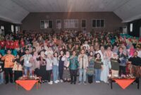 Para narasumber, panitia, dan peserta berfoto bersama seusai Seminar Pekan Tuli Internasional Lampung 2026 bertema "Budaya Tuli adalah Hak Asasi Manusia" di Taman Budaya Lampung, Sabtu (26/9/2026).