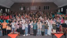 Para narasumber, panitia, dan peserta berfoto bersama seusai Seminar Pekan Tuli Internasional Lampung 2026 bertema 