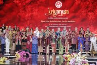 Ketua Umum Dekranas dan para Ketua Dekranasda dari berbagai daerah berfoto bersama usai pembukaan Kriyanusa 2026 di JICC, Jakarta, Sabtu (26/9/2026).