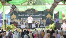 Wali Kota Bekasi Tri Adhianto menyampaikan sambutan dalam tabligh akbar peringatan Maulid Nabi Muhammad SAW sekaligus peresmian Masjid Jami Al-Khairiyah di Cimuning, Mustikajaya, Minggu (27/9/2026).