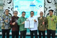Dadang Supriatna berfoto bersama jajaran usai meresmikan Nota Kesepakatan Sinergitas Pelayanan Pertanahan dan Tata Ruang Kabupaten Bandung