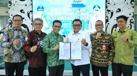 Dadang Supriatna berfoto bersama jajaran usai meresmikan Nota Kesepakatan Sinergitas Pelayanan Pertanahan dan Tata Ruang Kabupaten Bandung