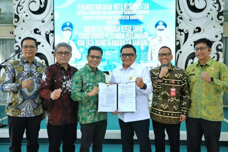 Dadang Supriatna berfoto bersama jajaran usai meresmikan Nota Kesepakatan Sinergitas Pelayanan Pertanahan dan Tata Ruang Kabupaten Bandung