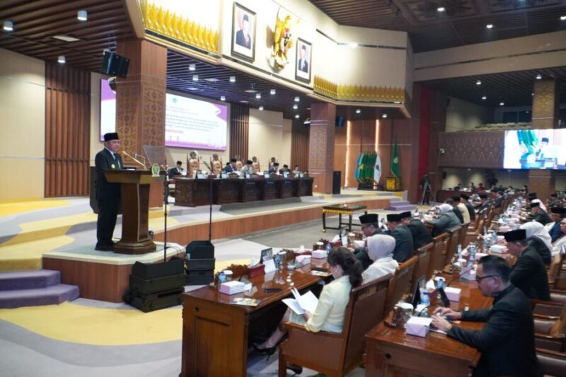 Dr. H. Herman Deru (kiri, di mimbar) menyampaikan pidato pada Rapat Paripurna DPRD Provinsi Sumatera Selatan di Gedung DPRD Sumsel