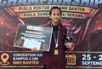 Shakila Janeeta Izzati, pelajar SMPN 1 Kota Serang, berpose dengan medali emas dan piala Pesilat Terbaik Putri Maulana Hasanuddin Championship 2026.
