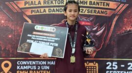 Shakila Janeeta Izzati, pelajar SMPN 1 Kota Serang, berpose dengan medali emas dan piala Pesilat Terbaik Putri Maulana Hasanuddin Championship 2026.