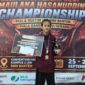 Shakila Janeeta Izzati, pelajar SMPN 1 Kota Serang, berpose dengan medali emas dan piala Pesilat Terbaik Putri Maulana Hasanuddin Championship 2026.