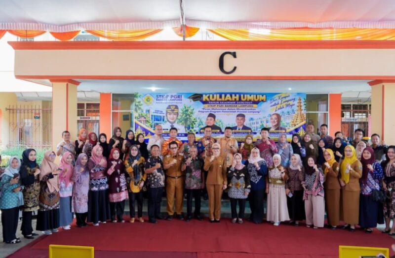 Wakil Gubernur Lampung Jihan Nurlela bersama pimpinan, dosen, dan tenaga kependidikan STKIP PGRI Bandar Lampung berfoto bersama usai kuliah umum, Senin (28/9/2026).