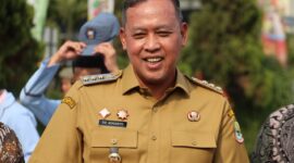 Wali Kota Bekasi Tri Adhianto menjawab pertanyaan awak media usai memimpin Apel Pagi jajaran aparatur Pemkot Bekasi di Plaza Pemkot Bekasi, Senin (28/9/2026).