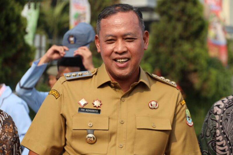 Wali Kota Bekasi Tri Adhianto menjawab pertanyaan awak media usai memimpin Apel Pagi jajaran aparatur Pemkot Bekasi di Plaza Pemkot Bekasi, Senin (28/9/2026).