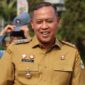 Wali Kota Bekasi Tri Adhianto menjawab pertanyaan awak media usai memimpin Apel Pagi jajaran aparatur Pemkot Bekasi di Plaza Pemkot Bekasi, Senin (28/9/2026).