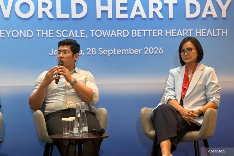 Dokter spesialis jantung dan pembuluh darah konsultan aritmia lulusan Universitas Indonesia dr. Rizky Aulia Fanani, Sp.JP, Subsp. Ar.(K) (kiri) menjelaskan bahaya mengorok dalam konferensi pers di Jakarta, Senin (28/9/2026). (Jennus/Antara Foto/Hreeloita Dharma Shanti(