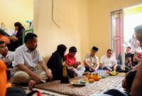 Gubernur Banten Andra Soni mengunjungi kediaman keluarga Arie Basuki, jurnalis merdeka.com yang hilang kontak di Selat Sunda, di Palem Ganda Asri Limo, Kota Depok, Provinsi Jawa Barat 