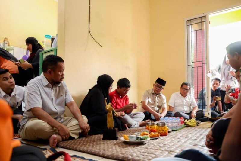 Gubernur Banten Andra Soni mengunjungi kediaman keluarga Arie Basuki, jurnalis merdeka.com yang hilang kontak di Selat Sunda, di Palem Ganda Asri Limo, Kota Depok, Provinsi Jawa Barat 