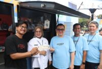 Rina Dewiyanti memperlihatkan bukti transaksi pembayaran pajak kendaraan bermotor secara digital saat peluncuran QRIS Samling Movement di Cipocok Jaya