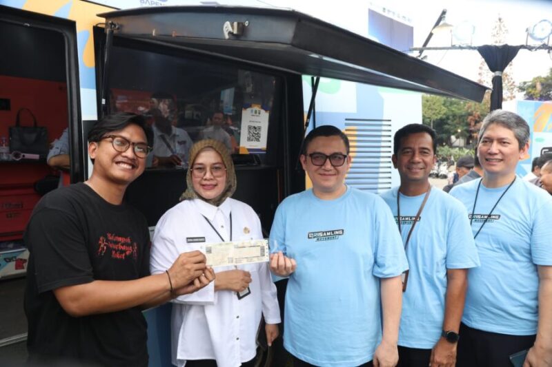 Rina Dewiyanti memperlihatkan bukti transaksi pembayaran pajak kendaraan bermotor secara digital saat peluncuran QRIS Samling Movement di Cipocok Jaya