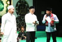 Andra Soni  mendengarkan kelakar penceramah Ustaz Das’ad Latif