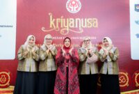 Tinawati Andra Soni berfoto bersama para ketua dan pengurus Dekranasda dari berbagai daerah saat pembukaan Pameran Kerajinan Nusantara (Kriyanusa) 2026 di Jakarta Convention Center