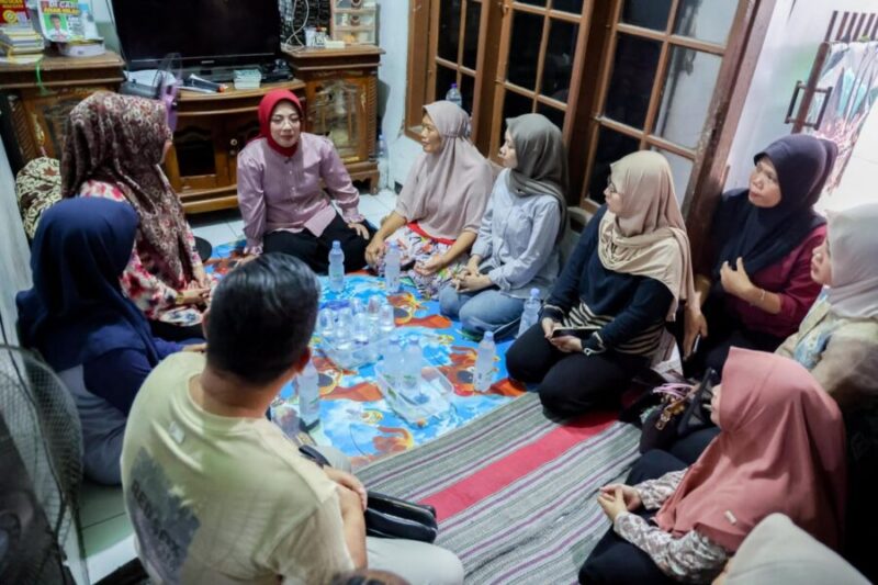 Tinawati Andra Soni uduk bersama ibu dan kerabat almarhum Muhammad Arif Alfarizi saat bertakziah di Babakan