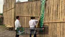 Petugas Ditreskrimsus Polda Banten memeriksa lokasi yang diduga menjadi tempat penyimpanan BBM di Jalan Lingkar Selatan, Citangkil, Kota Cilegon, Senin (28/9/2026).