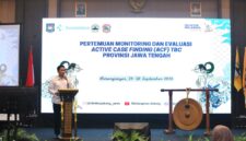 Wakil Menteri Dalam Negeri Akhmad Wiyagus menyampaikan arahan dalam Pertemuan Monitoring dan Evaluasi Active Case Finding (ACF) Tuberkulosis Provinsi Jawa Tengah yang berlangsung 28–30 September 2026 di Hotel Anaya Azana, Karanganyar.