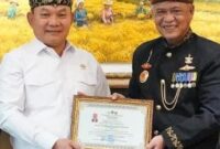 Jenderal TNI (Purn.) Prof. Dr. Dudung Abdurachman (kiri) menerima piagam penghargaan dari Ketua Majelis Adat Sunda (MASDA) Jawa Barat Irjen Pol. (Purn.) H. Anton Charliyan saat kunjungan silaturahmi di Gedung Bina Graha