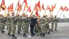 
Prosesi penyematan pataka/bendera pataka kepada perwakilan peserta pada penutupan Latsarmil Komcad ASN K/L Gelombang II Tahun 2026 di Lanud Halim Perdanakusuma, Jakarta, Selasa (29/9/2026).