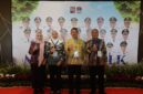 Wakil Wali Kota Bekasi Abdul Harris Bobihoe didampingi Kepala BPKAD Kota Bekasi Yudi dan Kepala Dinas Lingkungan Hidup Kota Bekasi Kiswatiningsih berfoto di lokasi kegiatan Mayor's Talk: Climate and Urban Resilience 2026, Bogor.