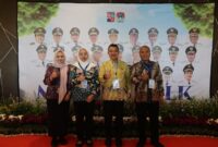 Wakil Wali Kota Bekasi Abdul Harris Bobihoe didampingi Kepala BPKAD Kota Bekasi Yudi dan Kepala Dinas Lingkungan Hidup Kota Bekasi Kiswatiningsih berfoto di lokasi kegiatan Mayor's Talk: Climate and Urban Resilience 2026, Bogor.