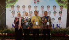 Wakil Wali Kota Bekasi Abdul Harris Bobihoe didampingi Kepala BPKAD Kota Bekasi Yudi dan Kepala Dinas Lingkungan Hidup Kota Bekasi Kiswatiningsih berfoto di lokasi kegiatan Mayor's Talk: Climate and Urban Resilience 2026, Bogor.