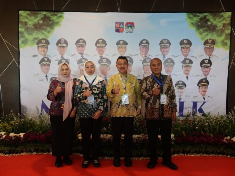 Wakil Wali Kota Bekasi Abdul Harris Bobihoe didampingi Kepala BPKAD Kota Bekasi Yudi dan Kepala Dinas Lingkungan Hidup Kota Bekasi Kiswatiningsih berfoto di lokasi kegiatan Mayor's Talk: Climate and Urban Resilience 2026, Bogor.
