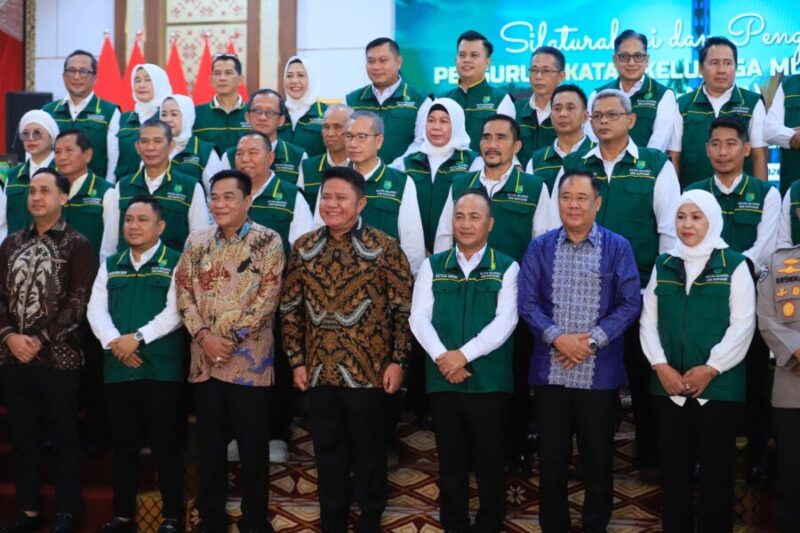 Herman Deru mengukuhkan Pengurus Ikatan Keluarga Musi Banyuasin periode 2026–2030 yang diketuai oleh Apriyadi di Griya Agung