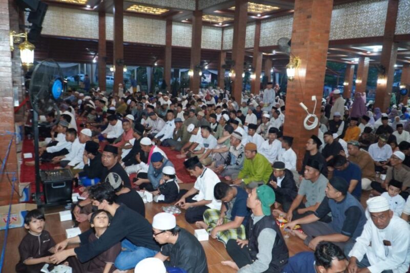 Ribuan jamaah memadati ruang utama Masjid Hj. Sopiah di Kecamatan Gandus, Palembang, saat menghadiri peringatan HUT ke-4 masjid setempat