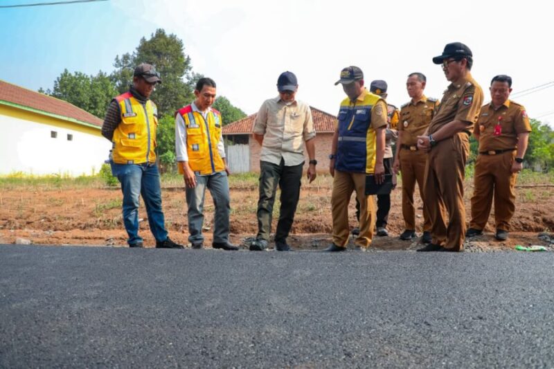 Rahmat Mirzani Djausal bersama jajaran dinas terkait memeriksa langsung kualitas pengaspalan pada ruas jalan Ketapang–Negara Ratu, Kecamatan Sungkai Utara